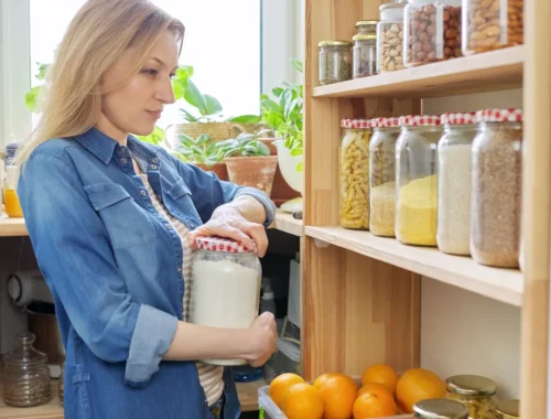 Mini-spiżarnia w kuchni: 12 produktów, które warto mieć w szafce